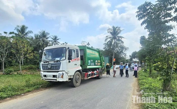 Công ty Cổ phần xây dựng và quản lý công trình giao thông Công Chính Nông Cống phối hợp với các địa phương thực hiện việc thu gom rác thải