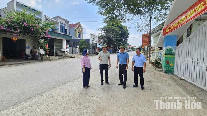 Lãnh đạo Sở Nông nghiệp và Môi trường Thanh Hóa kiểm tra công tác vệ sinh môi trường tại xã Xuân Du trong ngày 24/10
