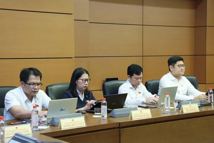 Các đại biểu tham gia phiên thảo luận tại Tổ 13. Ảnh: An Nhiên