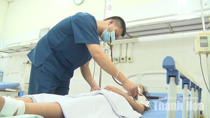 Bác sĩ thăm khám, theo dõi diễn biến của bệnh nhi mắc viêm não Nhật Bản tại Bệnh viện Nhi Thanh Hóa.
