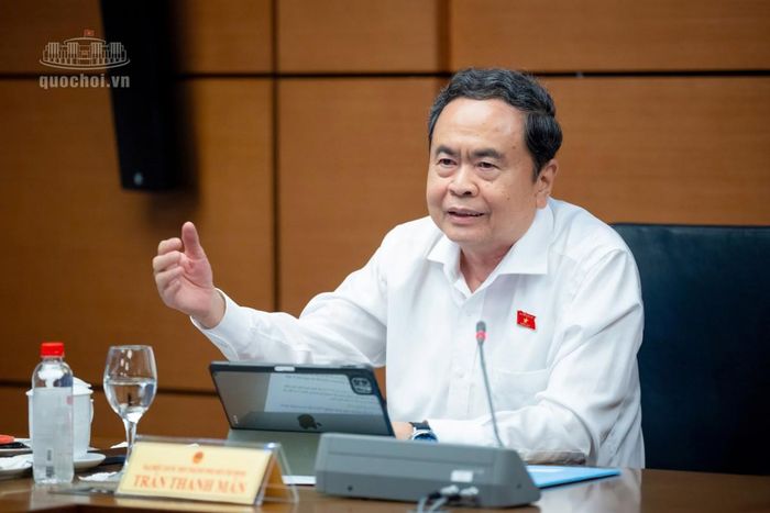 Tham gia thảo luận tại Tổ 2 về dự án Luật Đấu thầu (sửa đổi) và các nội dung sửa đổi chính sách thuế, Chủ tịch Quốc hội Trần Thanh Mẫn đánh giá cao những ý kiến tâm huyết, sâu sắc, xuất phát từ thực tiễn của các đại biểu Quốc hội. Ảnh: Quochoi.vn