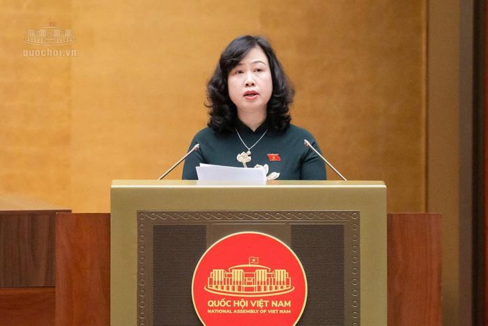 Bộ trưởng Bộ Y tế Đào Hồng Lan trình bày tờ trình tóm tắt về dự án Luật An toàn thực phẩm (sửa đổi). Ảnh: Cổng thông tin điện tử Quốc hội.