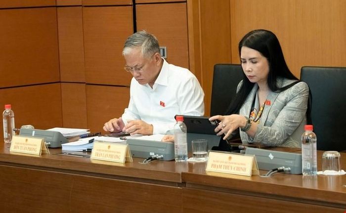 Các đại biểu Quốc hội thành phố Hải Phòng tham dự phiên thảo luận tại tổ 3. Ảnh: Quốc hội Media.