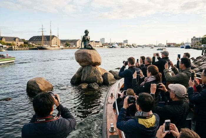 Bức tượng “The Little Mermaid” bên bờ cảng Langelinie. Ảnh: Copenhagen Boat Tour