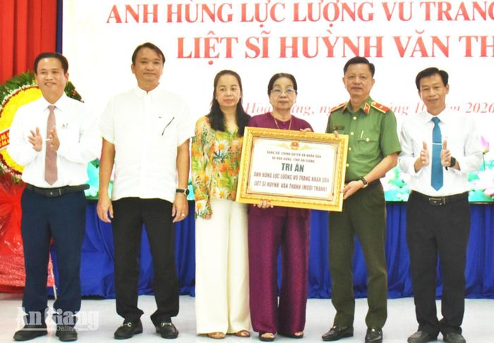 Đại diện lãnh đạo xã Hòa Hưng trao biểu trưng tri ân cho đại diện thân nhân gia đình của liệt sĩ Huỳnh Văn Thạnh - Anh hùng Lực lượng vũ trang nhân dân