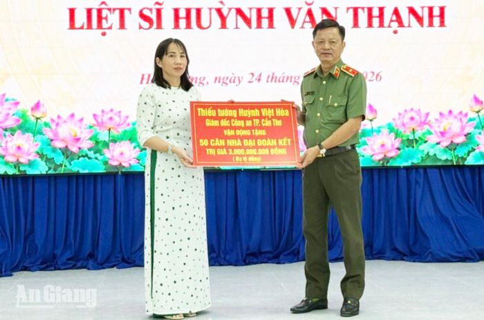 Thiếu tướng Huỳnh Việt Hòa, Giám đốc Công an thành phố Cần Thơ trao bảng tượng trưng tặng 50 căn nhà Đại đoàn kết cho xã Hòa Hưng.