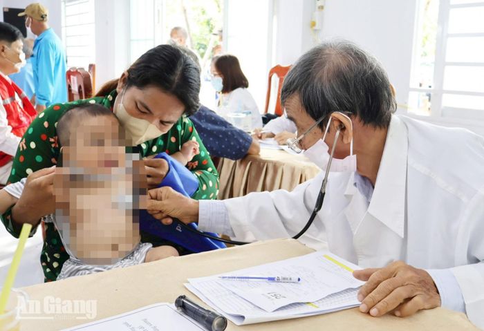 Khoảng 1.500 người dân xã Vĩnh Thạnh Trung được khám bệnh, cấp thuốc miễn phí.