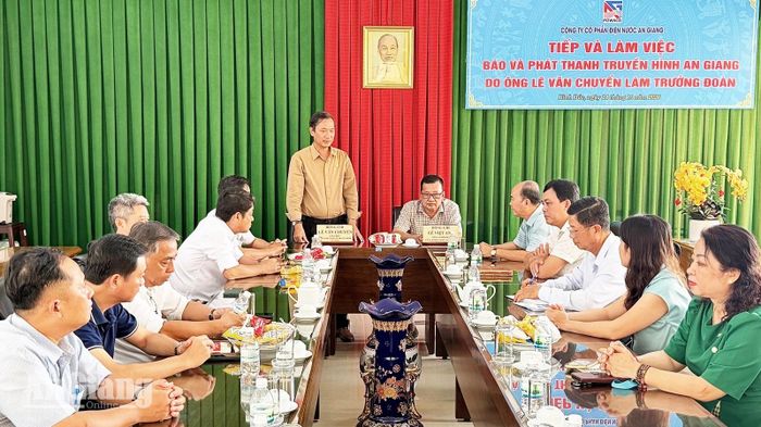 Báo và phát thanh, truyền hình An Giang làm việc với Công ty Cổ phần Điện nước An Giang.