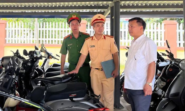 Lực lượng công an kiểm tra khu vực để xe tại Trường Trung học phổ thông Lê Văn Thịnh (phường Gia Bình).