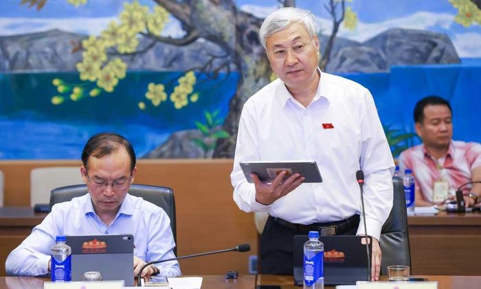  Đại biểu Trần Văn Lâm phát biểu ý kiến. 