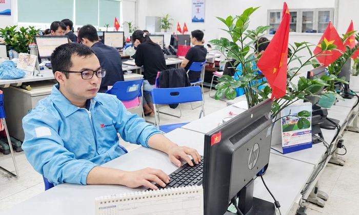 Anh Thân Văn Đại luôn chủ động tìm tòi, đề xuất sáng kiến cải tiến kỹ thuật trong dây chuyền sản xuất.