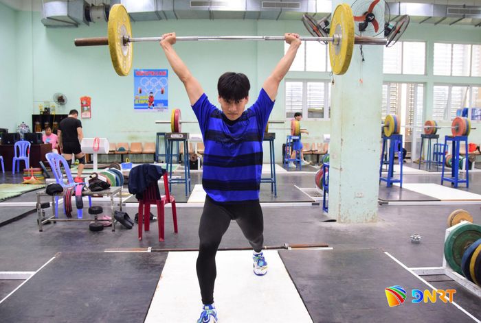 Vận động viên đội tuyển cử tạ Đà Nẵng nỗ lực tập luyện. Ảnh: PHI NÔNG