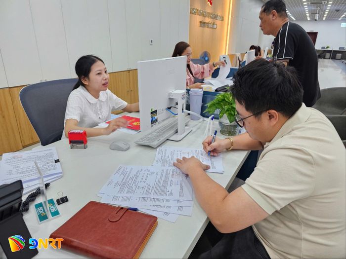 Hoạt động tại khu vực của Văn phòng Đăng ký đất đai thành phố vào sáng thứ Bảy, ngày 17/10. Ảnh: TRẦN TRÚC
