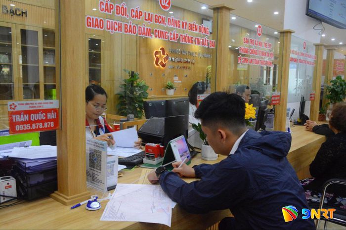 Người dân làm thủ tục đất đai tại Trung tâm Phục vụ hành chính công phường Cẩm Lệ. Ảnh: TRẦN TRÚC