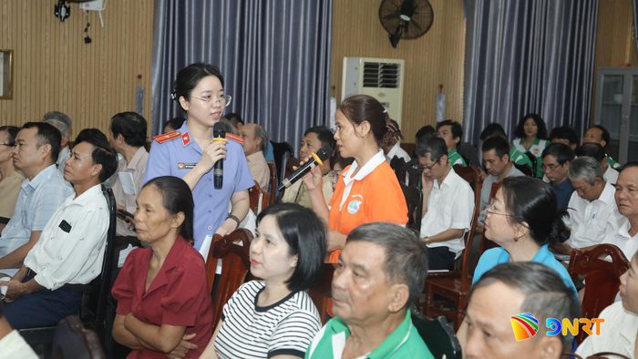 Báo cáo viên trao đổi kiến thức pháp luật với đại biểu của phường An Khê. Ảnh: ĐẮC MẠNH