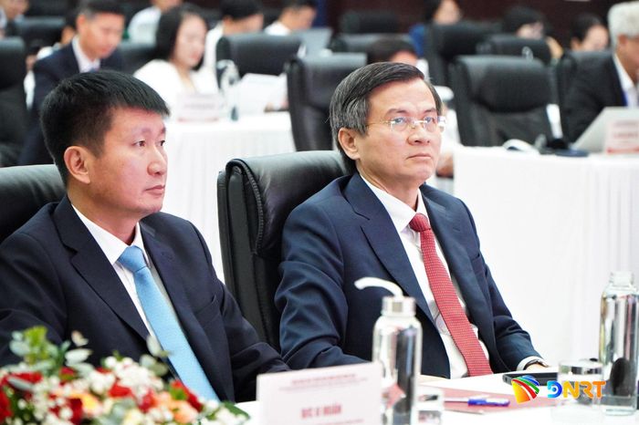 Giám đốc Học viện Chính trị quốc gia Hồ Chí Minh Đoàn Minh Huấn (bên phải) và đại biểu tham dự diễn đàn. Ảnh: VINH ANH