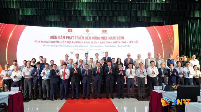 Các đại biểu chụp hình lưu niệm tại diễn đàn. Ảnh: VINH ANH