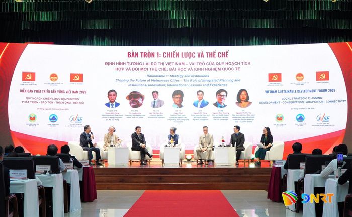 Các đại biểu, chuyên gia tham gia bàn tròn đối thoại chính sách cấp cao. Ảnh: VINH ANH
