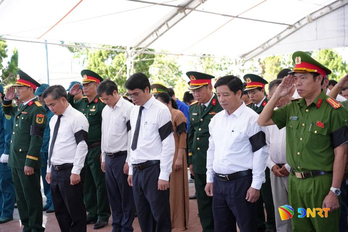 Các đại biểu dành một phút mặc niệm tại buổi lễ. Ảnh: T.CÔNG