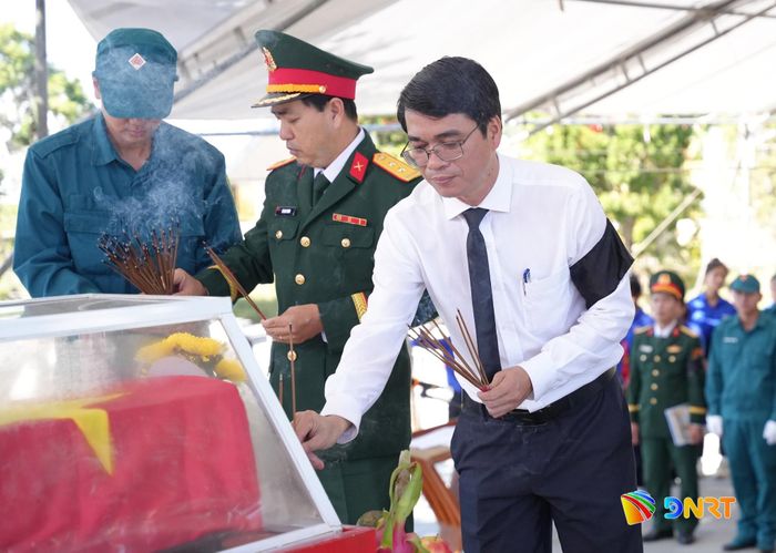 Phó Giám đốc Sở Nội vụ Lưu Tấn Lại, Phó Trưởng ban Chỉ đạo tìm kiếm, quy tập và xác định danh tính hài cốt liệt sĩ thành phố (áo trắng) dâng hương các liệt sĩ. Ảnh: T.CÔNG