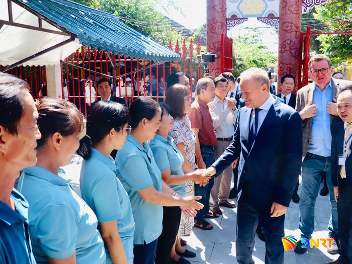 Thủ tướng Cộng hòa Ba Lan Donald Tusk chào hỏi người dân địa phương trong Hội quán Quảng Đông. Ảnh: QUỐC TUẤN