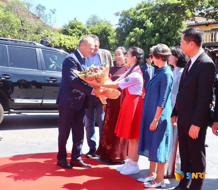 Phó Chủ tịch UBND thành phố Nguyễn Thị Anh Thi (mặc áo dài, thứ 5 từ phải sang) cùng đoàn công tác địa phương đón Thủ tướng Cộng hòa Ba Lan Donald Tusk (đầu tiên từ trái sang). Ảnh: QUỐC TUẤN