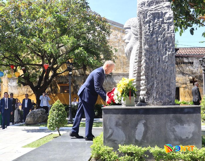 Thủ tướng Cộng hòa Ba Lan Donald Tusk đặt hoa tại tượng đài kiến trúc sư Kazimierz Kwiatkowski. Ảnh: QUỐC TUẤN