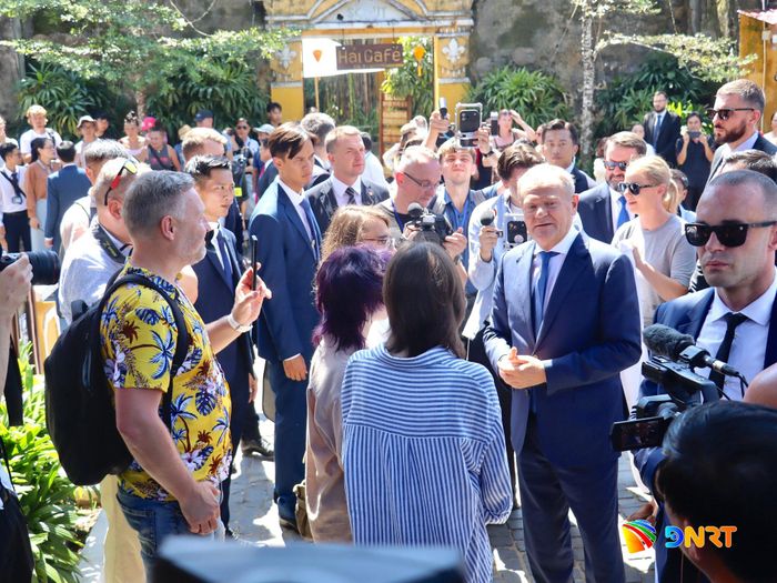 Thủ tướng Cộng hòa Ba Lan Donald Tusk trò chuyện cùng du khách quốc tế trên đường phố Hội An. Ảnh: QUỐC TUẤN