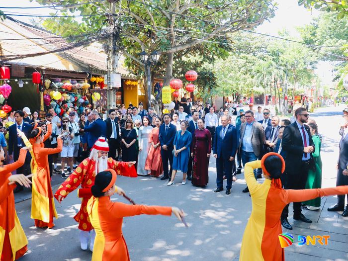 Biểu diễn nghệ thuật truyền thống phục vụ đoàn đại biểu Cộng hòa Ba Lan. Ảnh: QUỐC TUẤN