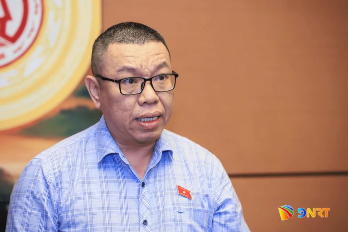 Đại biểu Quốc hội Trần Mạnh Huy thảo luận tại tổ. Ảnh: HỒNG CHÂU