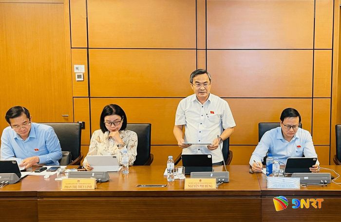 Đại biểu Quốc hội Nguyễn Phi Hùng thảo luận tại tổ. Ảnh: HỒNG CHÂU