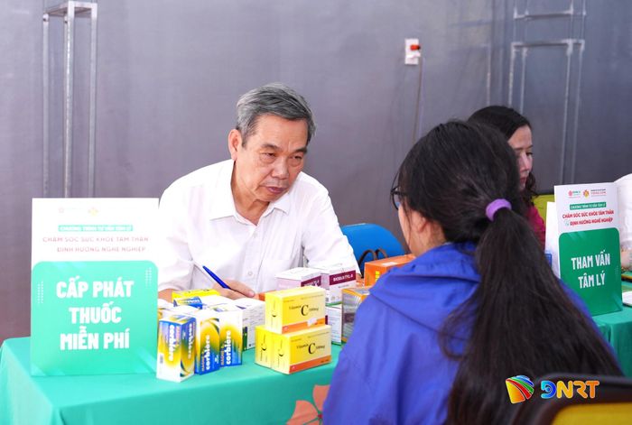 Học sinh được tư vấn sức khỏe và cấp phát thuốc miễn phí. Ảnh: NGỌC HÀ