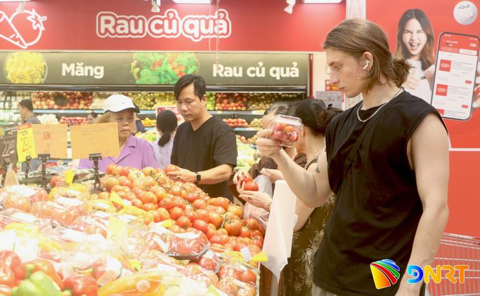 Hàng địa phương cần đáp ứng những yêu cầu về chất lượng, nguồn cung và khả năng cạnh tranh ngay trên quầy kệ. Ảnh: VĂN HOÀNG