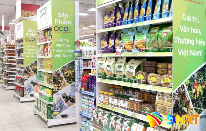 Siêu thị GO! Đà Nẵng dành vị trí đầu kệ để trưng bày sản phẩm OCOP. Ảnh: VĂN HOÀNG