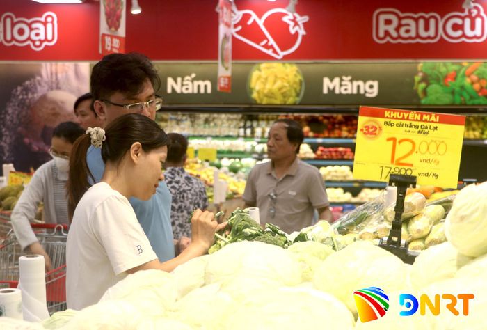 Người tiêu dùng dành nhiều sự quan tâm đến các sản phẩm, nông sản địa phương. Ảnh: VĂN HOÀNG