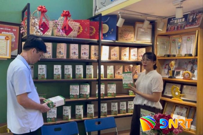 Bà Phạm Thị Duy Mỹ, Giám đốc Hợp tác xã Nông nghiệp xanh Duy Oanh giới thiệu sản phẩm cho khách tham quan cơ sở. Ảnh: NVCC