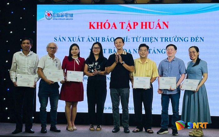 Trao chứng chỉ nghiệp vụ báo chí sau khi hoàn tất khóa học cho học viên. Ảnh: HOÀNG LIÊN