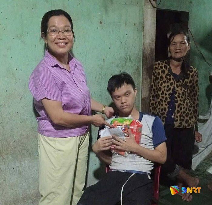 Con trai ông Mua bị khiếm khuyết về trí tuệ, còn vợ ông đã già yếu, sức khỏe giảm sút.