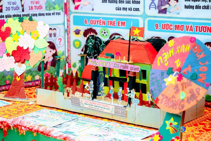 Các sản phẩm truyền thông được học sinh thiết kế sinh động. Ảnh: YÊN LAM