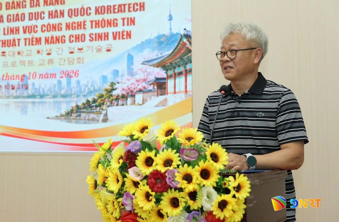 Ông Seo Heekang, Phó Giám đốc Trung tâm Tình nguyện - Trường Đại học Công nghệ và Giáo dục Hàn Quốc phát biểu tại buổi làm việc. Ảnh: D.LỆ