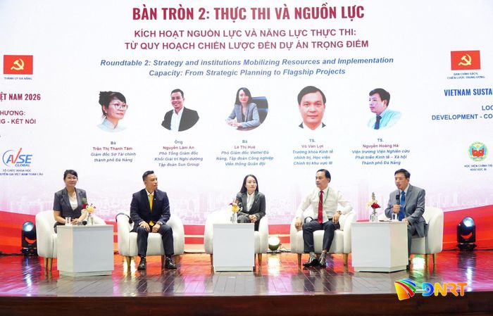 Các đại biểu tham gia bàn tròn đối thoại chính sách tại diễn đàn. Ảnh: VINH ANH