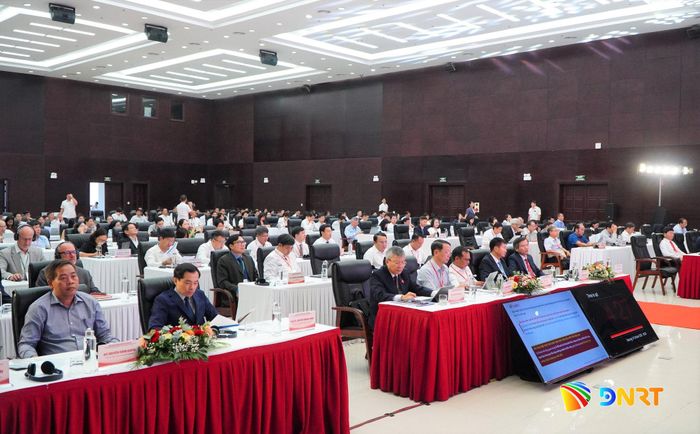 Các đồng chí lãnh đạo và đại biểu tham dự phiên toàn thể diễn đàn vào sáng 24/10. Ảnh: VINH ANH