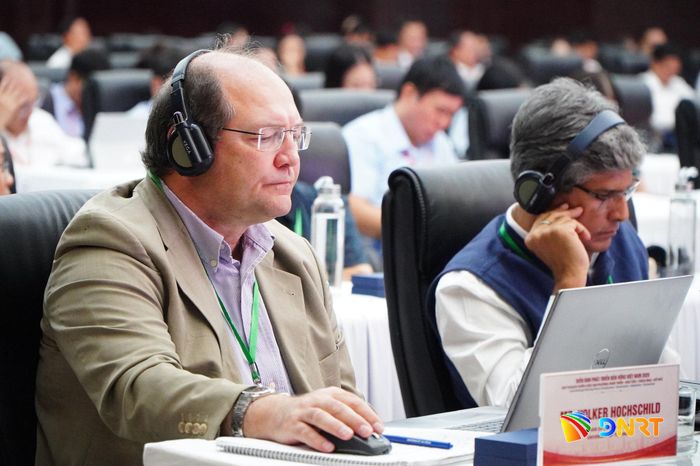Các chuyên gia quốc tế tham dự diễn đàn. Ảnh: VINH ANH