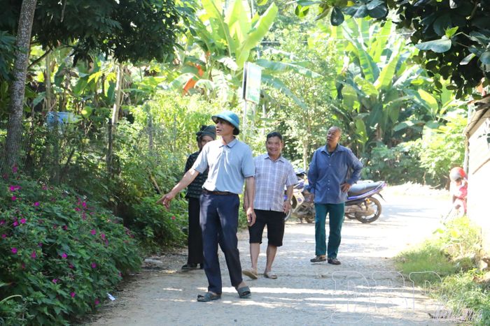 Nhờ người dân hiến đất, đóng góp ngày công, các tuyến đường nội bản ở bản Búng được xây dựng khang trang, giúp việc đi lại thuận tiện.