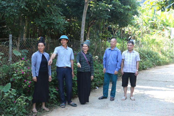 Bà Lò Thị Dụng (chính giữa), người dân bản Búng, xã Búng Lao, hiến 300m² đất làm đường nội đồng.