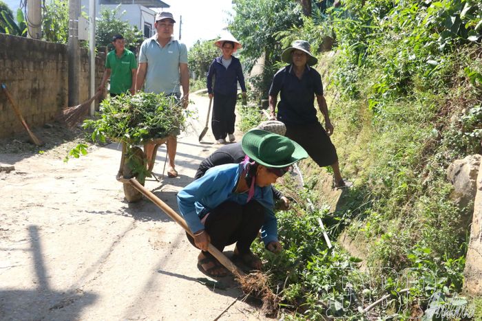 Người dân bản Co Nỏng khơi thông cống rãnh, dọn dẹp tuyến đường nội bản.