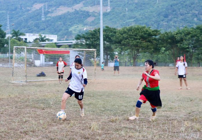 Vận động viên tranh tài môn bóng đá nữ.