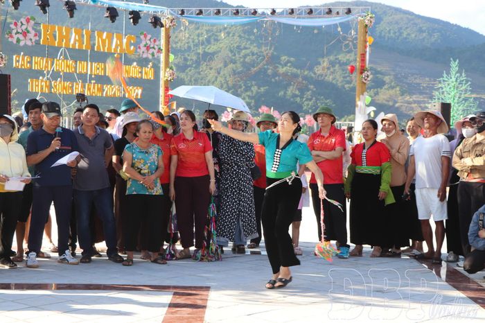 Vận động viên thi đấu ném còn.