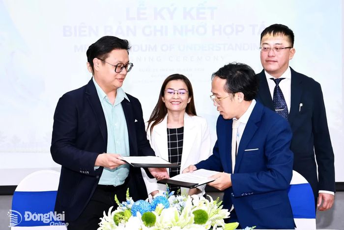 Đại diện Trung tâm Cung ứng và đào tạo kỹ năng thuộc Ban Quản lý các khu công nghiệp, khu kinh tế thành phố Đồng Nai và Công ty TNHH Coherent Việt Nam trao cho nhau Bản ghi nhớ hợp tác đào tạo nhân lực ngành vi mạch bán dẫn. Ảnh: Công Nghĩa