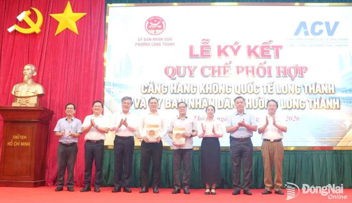 UBND phường Long Thành và Cảng hàng không quốc tế Long Thành ký kết quy chế phối hợp phục vụ khai thác Sân bay Long Thành. Ảnh: Phạm Tùng
